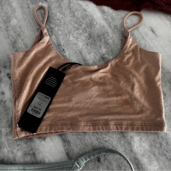 Boho Bundle 9 PC ($250 Value) Anthropologie, Fashion Nova, PINK + Cropped tops 🔥 - Picture 6 of 15